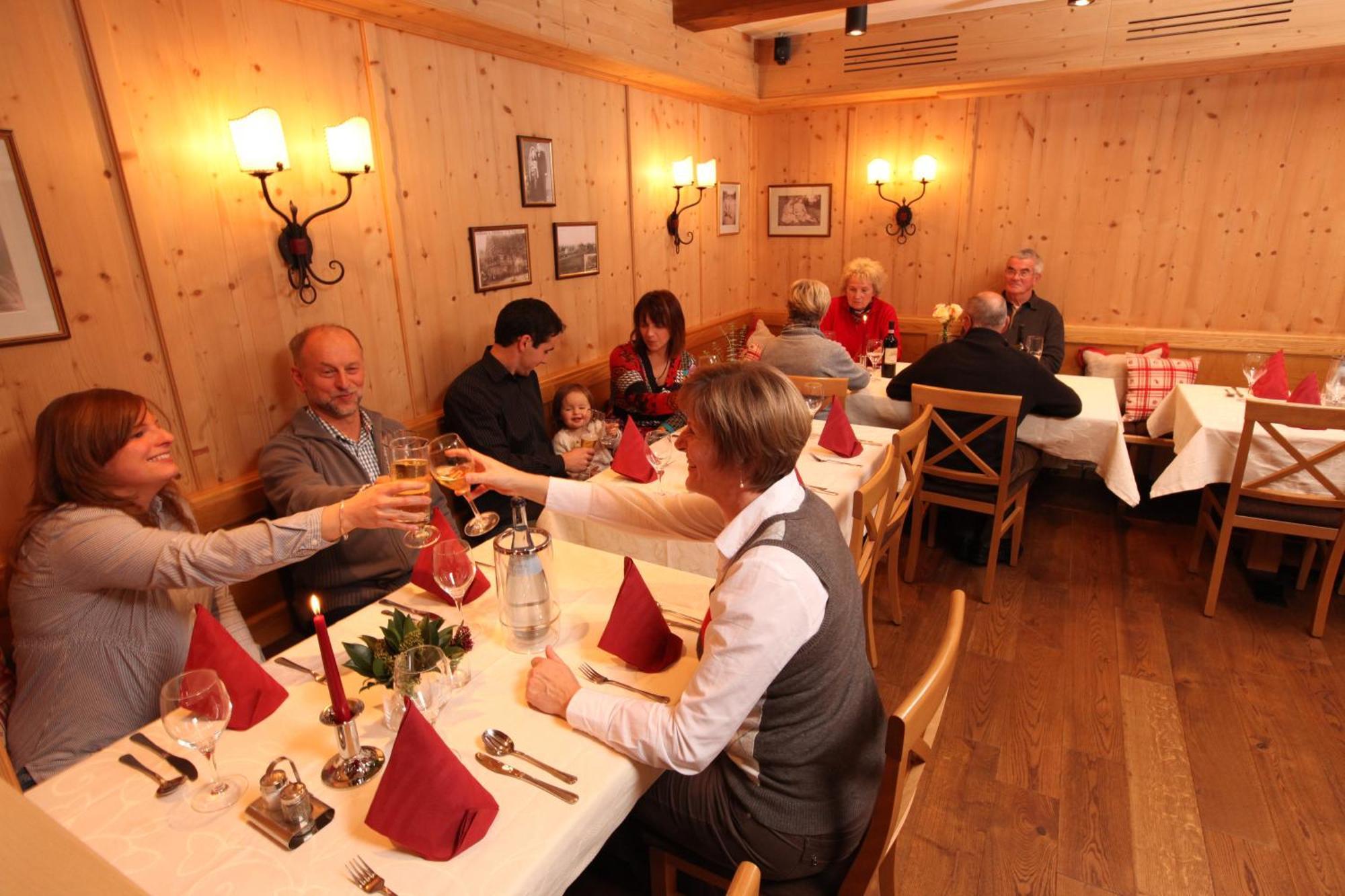 Gasthof-Pension Brauner Hirsch In Alfeld - Mittelfranken Екстериор снимка